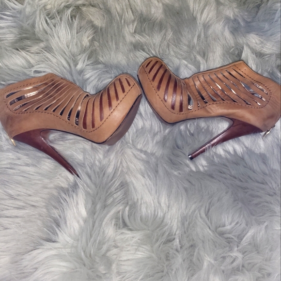 BCBG HIGH HEEL BOOTIES - Picture 2 of 4